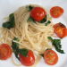 Špagety s medvedím cesnakom a paradajkami